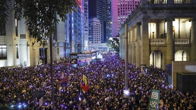 Demonstranten während einer Kundgebung im Hongkonger Finanzdistrikt.