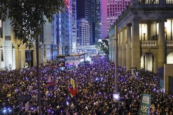 Demonstranten während einer Kundgebung im Hongkonger Finanzdistrikt.