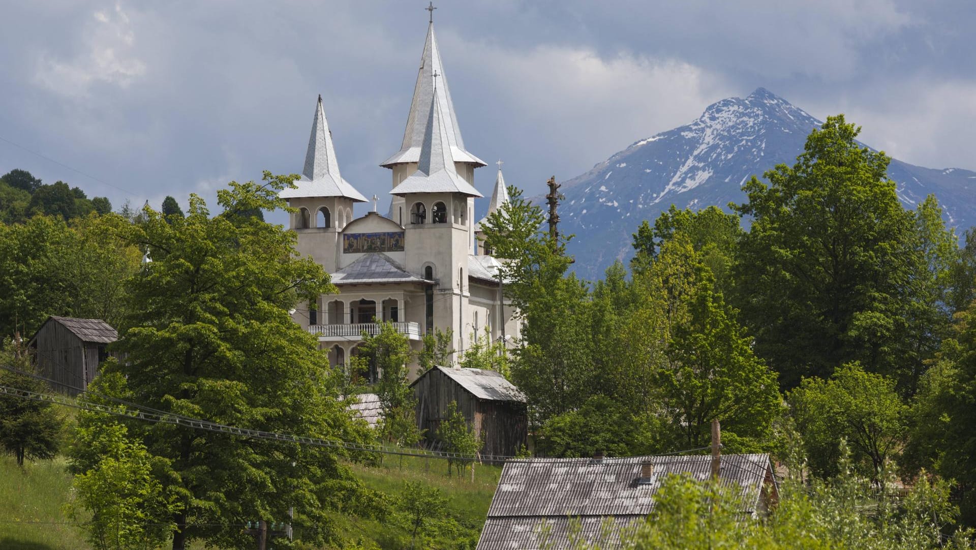 Kirche im rumänischen Viseu de Sus: Dort sollen Jugendliche aus Deutschland misshandelt und "sklavenartig" behandelt worden sein. (Symbolfoto)