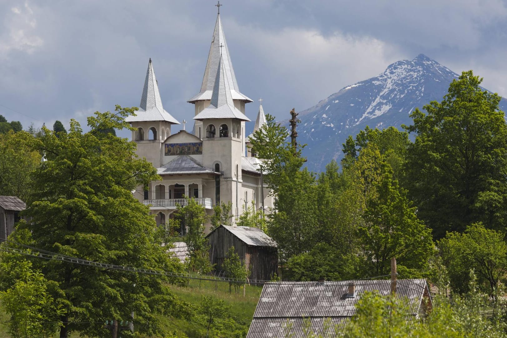 Kirche im rumänischen Viseu de Sus: Dort sollen Jugendliche aus Deutschland misshandelt und "sklavenartig" behandelt worden sein. (Symbolfoto)
