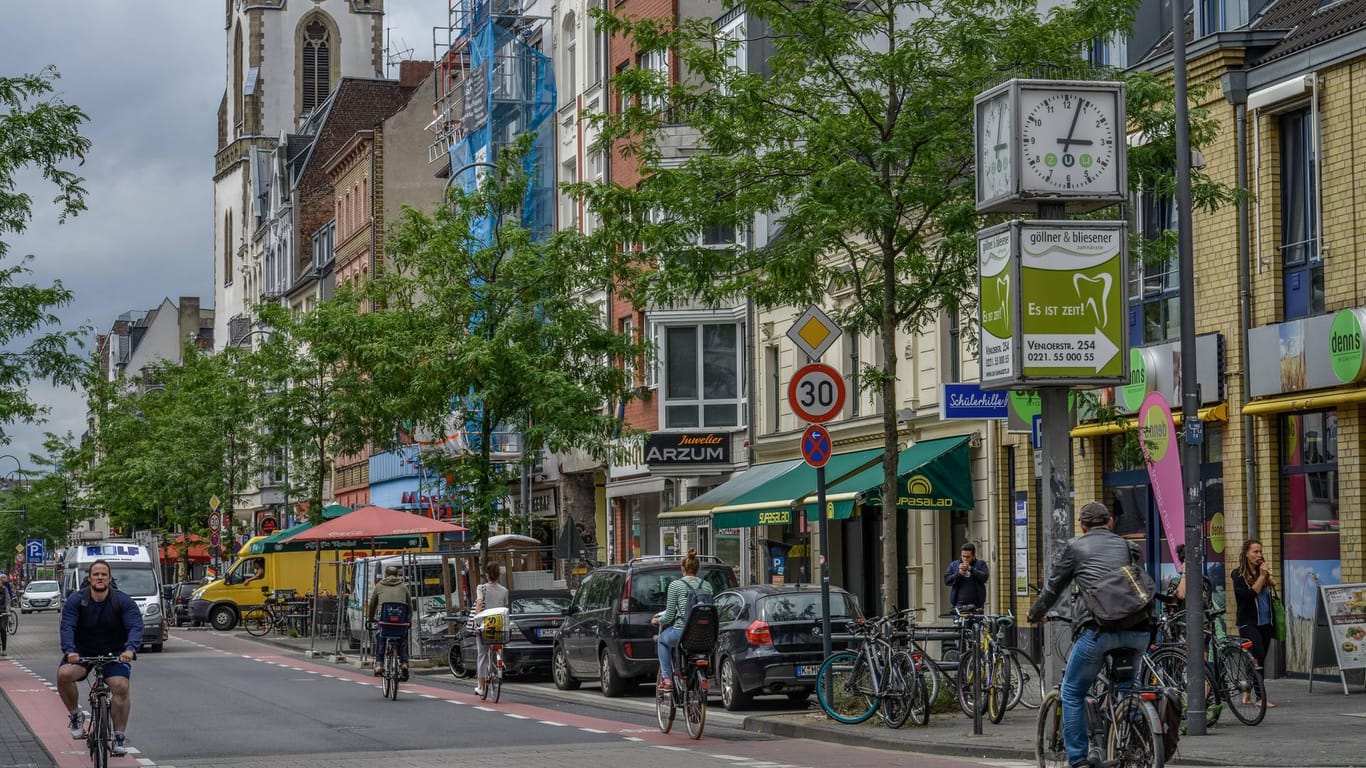 Eine Straße in Köln Ehrenfeld: Hier ist die Parksitiation angespannt.