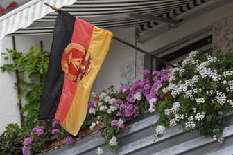Kurz vor der Wahl in Brandenburg weht eine DDR-Flagge vom Balkon eines Plattenbaus in Frankfurt (Oder).