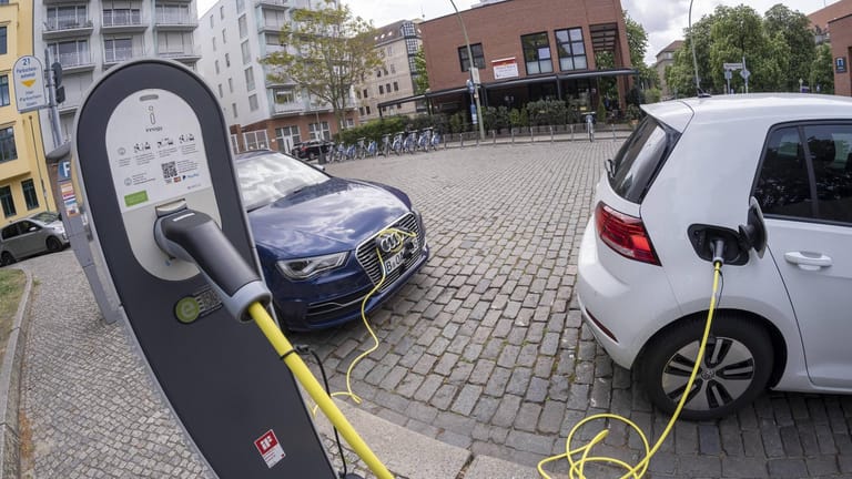 Elektroautos an der Ladestation: Intelligente Lademethoden können verhindern, dass das Stromnetz zusammenbricht.