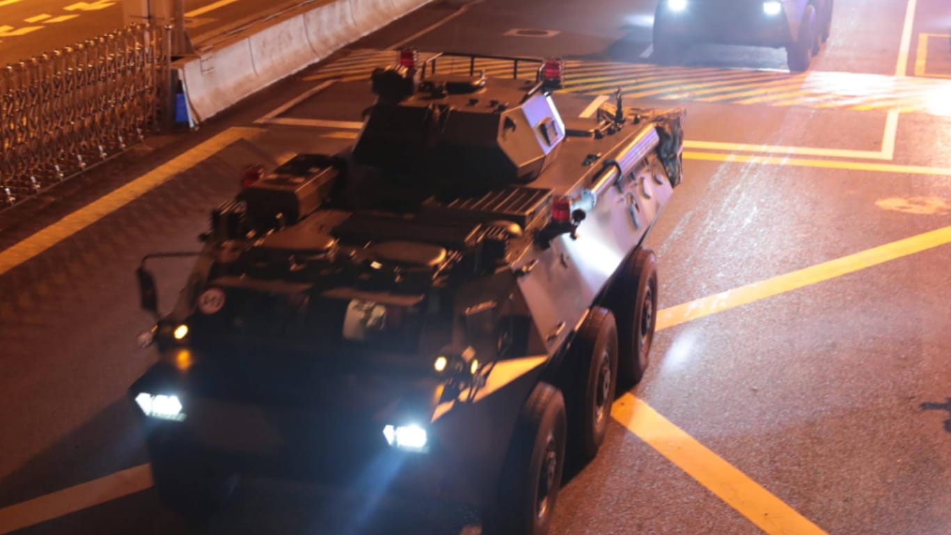 Truppentransporter rollen durch Hongkong: Peking spricht von einem Routinevorgang.