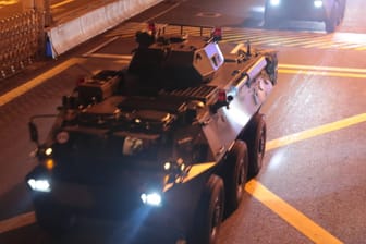 Truppentransporter rollen durch Hongkong: Peking spricht von einem Routinevorgang.