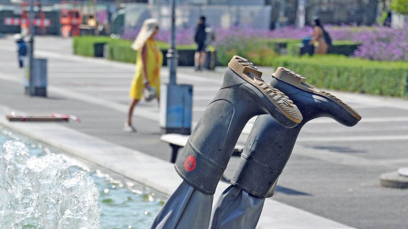 Aus einem Brunnen ragen zwei Beine mit Gummistiefeln hervor: Die Installation eines Karlsruher Künstlerpaares wurde aus dem Wasser entfernt.