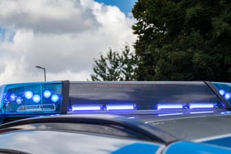 Ein Blaulicht auf einem Streifenwagen: Die Mainzer Polizei überführte einen betrunkenen Motorradfahrer.