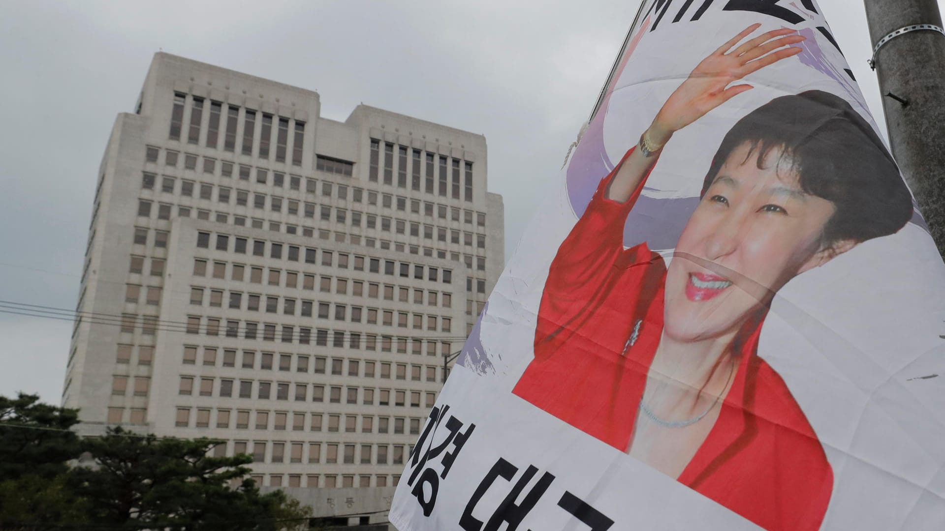 Ein Banner mit dem Portrait von Park Geun Hye Ein Banner mit dem Portrait von Park Geun Hye