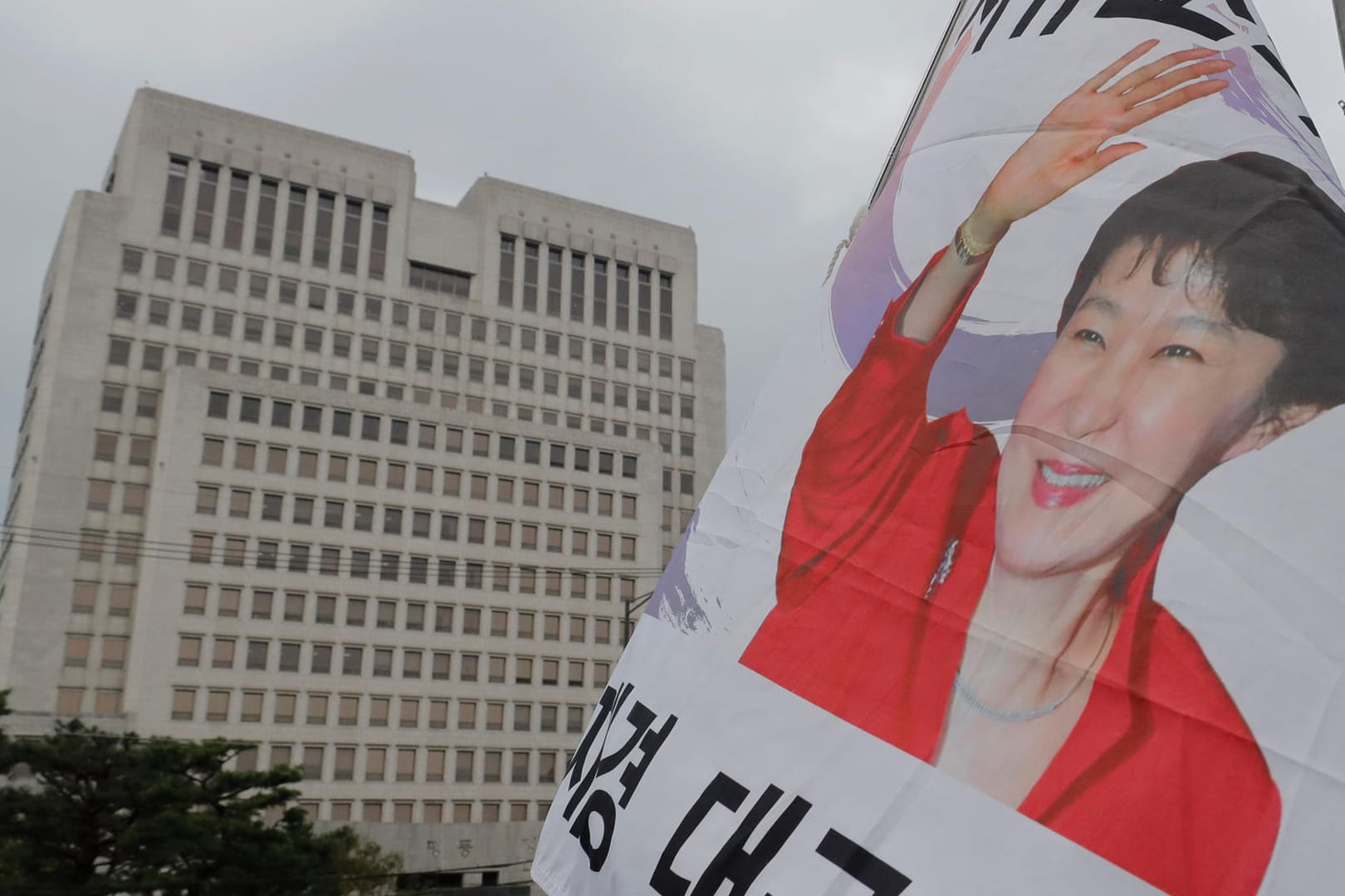 Ein Banner mit dem Portrait von Park Geun Hye