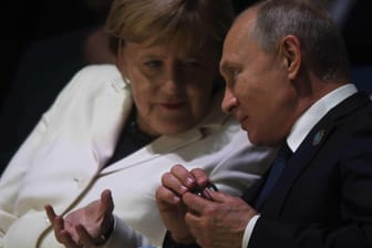Bundeskanzlerin Merkel und Russlands Präsident Putin bei einem Treffen in Frankreich im November: Kommt es bald zu einem Gipfel mit dem neuen ukrainischen Präsidenten Selenskyj?