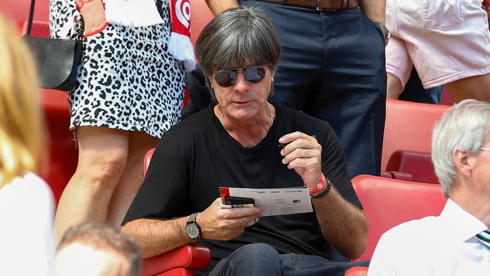 Joachim Löw bei einem Besuch im Mainzer Stadion: Der Bundestrainer treibt den Umbruch weiter voran.