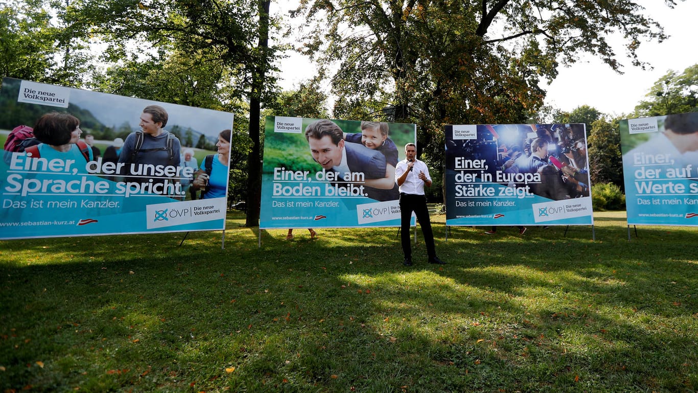 Generalsekretär Karl Nehammer bei der Präsentation der Wahlplakate der ÖVP