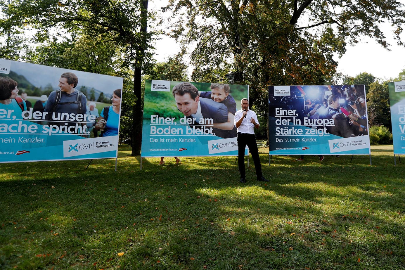 Generalsekretär Karl Nehammer bei der Präsentation der Wahlplakate der ÖVP