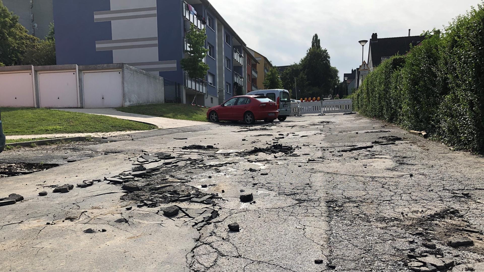 Eine kaputte Straße: Im Heckenweg ist das Ausmaß des Wasserrohrbruchs erkennbar.