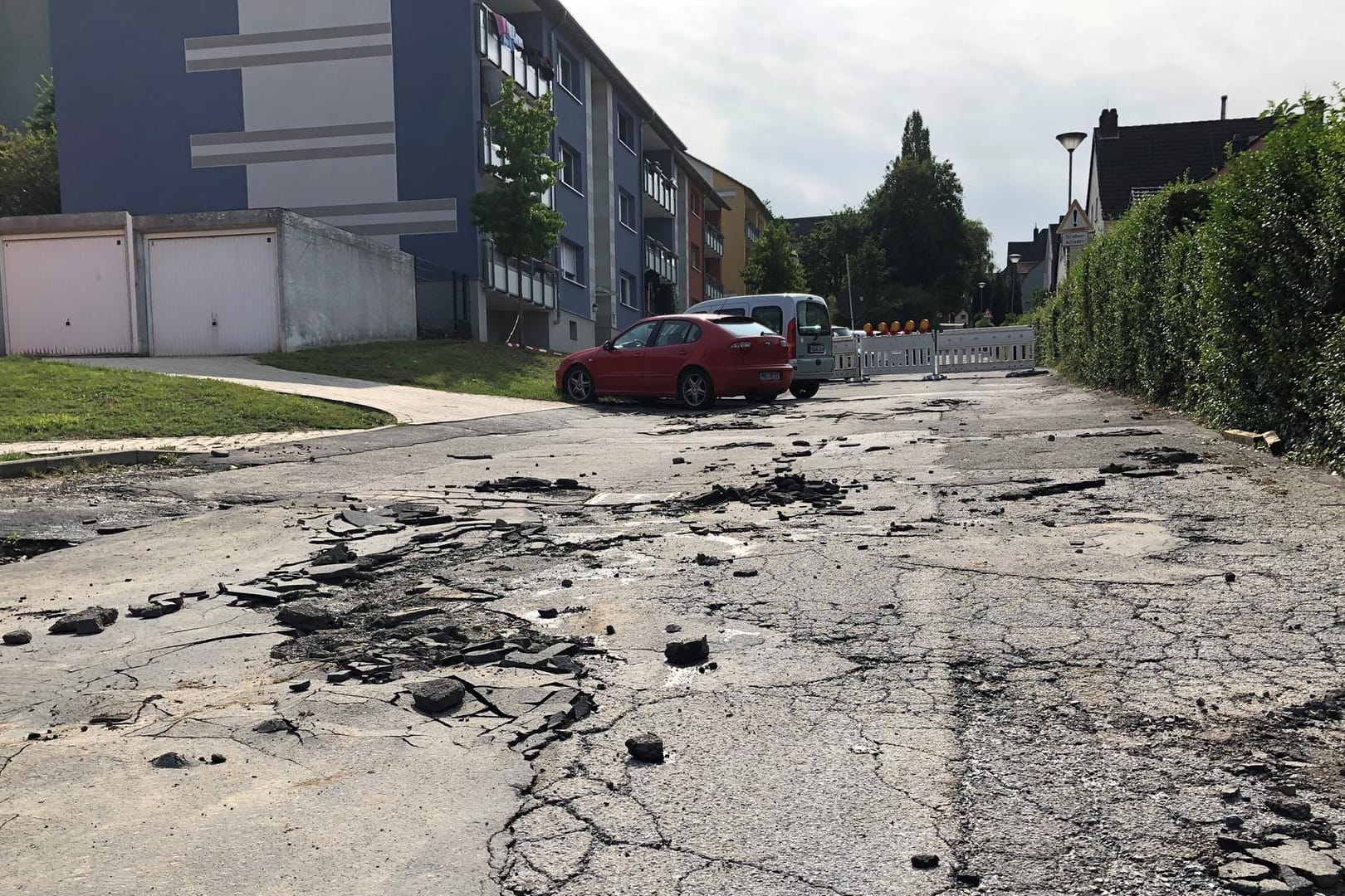 Eine kaputte Straße: Im Heckenweg ist das Ausmaß des Wasserrohrbruchs erkennbar.