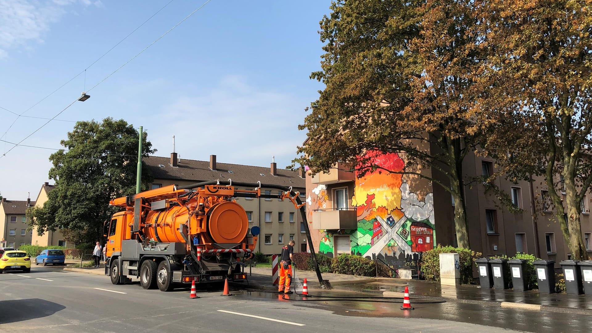 Ein Straßenreinigungsfahrzeug: Mitarbeiter der Stadt kümmern sich um die Beseitigung des Schlamms nach der Flutwelle.