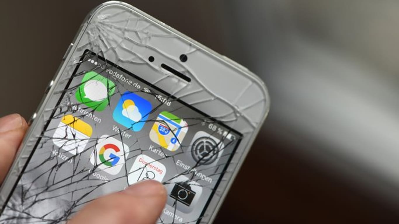 Gesplitterter, defekter Touchscreen eines iPhones.