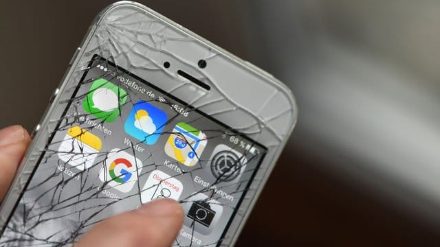 Gesplitterter, defekter Touchscreen eines iPhones. Gesplitterter, defekter Touchscreen eines iPhones.