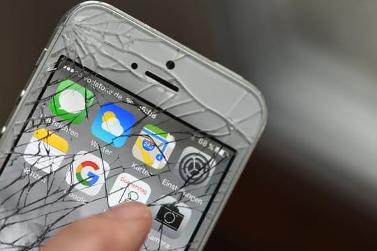 Gesplitterter, defekter Touchscreen eines iPhones.