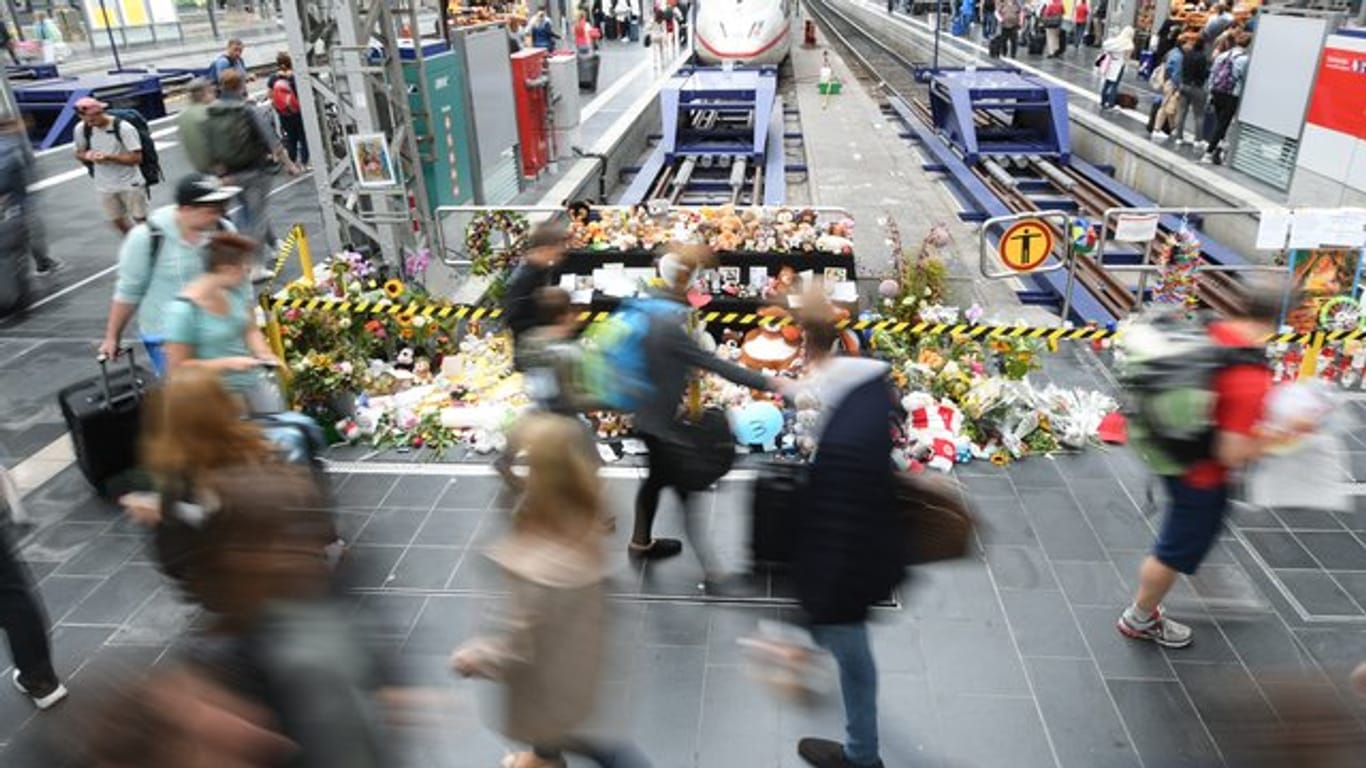Der Tatverdächtige, der einen Achtjährigen in Frankfurt vor einen einfahrenden Zug gestoßen haben soll, muss vorläufig in eine psychiatrische Einrichtung.