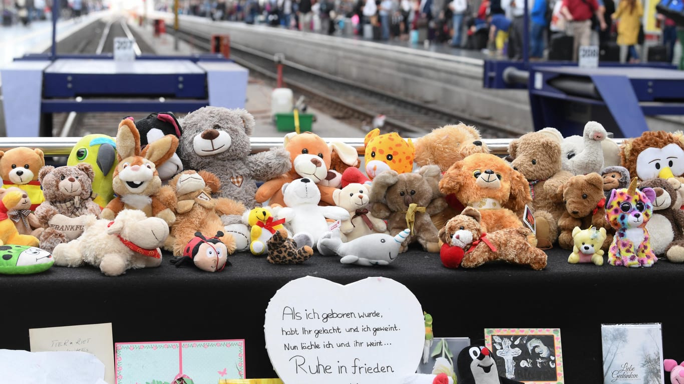 Kuscheltiere und Beileidsbekundungen am Gleis 7 des Hauptbahnhofs Frankfurt: Der Tatverdächtige kommt zunächst in die Psychiatrie.