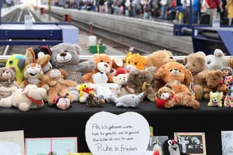 Kuscheltiere und Beileidsbekundungen am Gleis 7 des Hauptbahnhofs Frankfurt: Der Tatverdächtige kommt zunächst in die Psychiatrie.