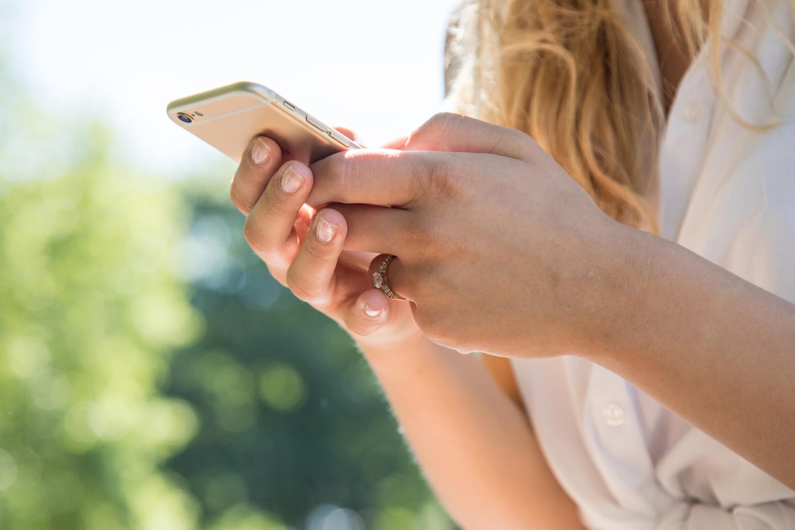 Eine Frau mit Smartphone in der Hand: Freenet-Kunden, die bislang nur UMTS-Netze nutzen durften, surfen bald mit LTE surfen.