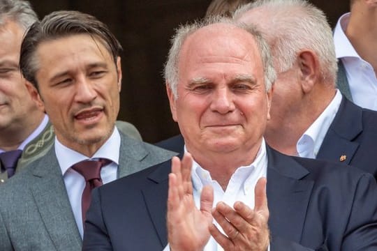 Bayern-Trainer Niko Kovac (l) wird Uli Hoeneß sehr vermissen.