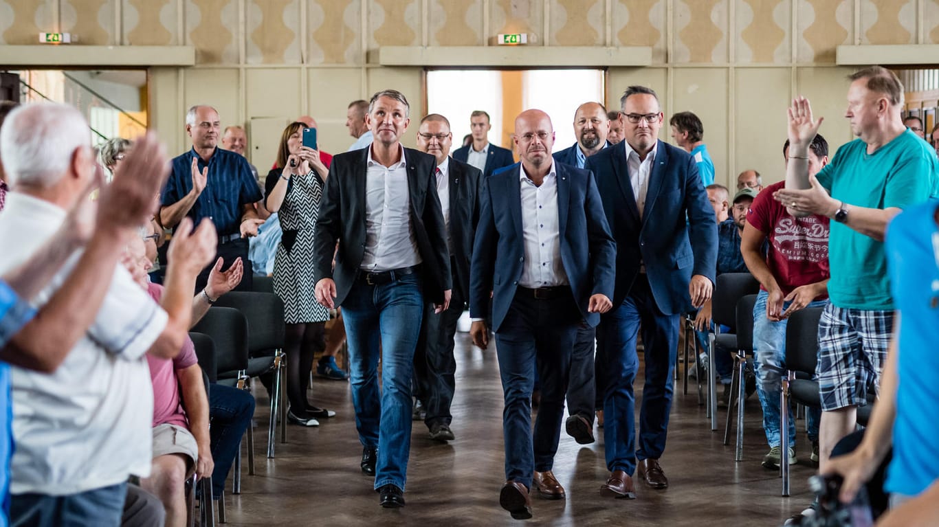 Björn Höcke (l.) und Andreas Kalbitz (m.), die AfD-Spitzenkandidaten in Thüringen und Brandenburg auf einer Wahlkampfveranstaltung: Für ihre Wähler kommt kaum eine andere Partei infrage.