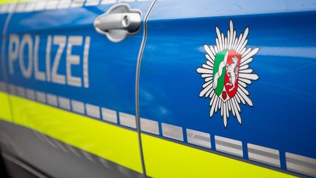 Blick auf ein Emblem der Polizei in NRW an einem Polizeiauto.