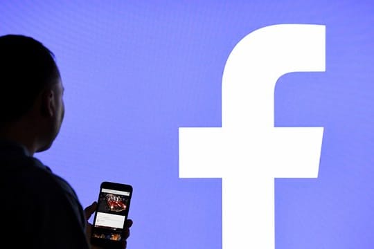 Facebook hatte einen Post gelöscht und den Nutzer 30 Tage gesperrt - zurecht, urteilte das Landgericht Stuttgart.