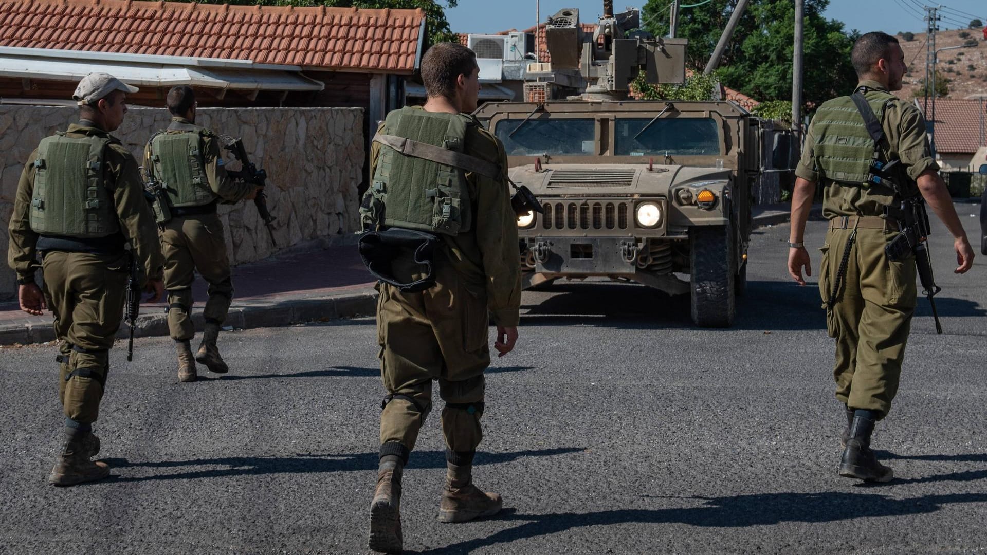 Israelische Soldaten patrouillieren am Dienstag in einem Ort an der Libanesischen Grenze.