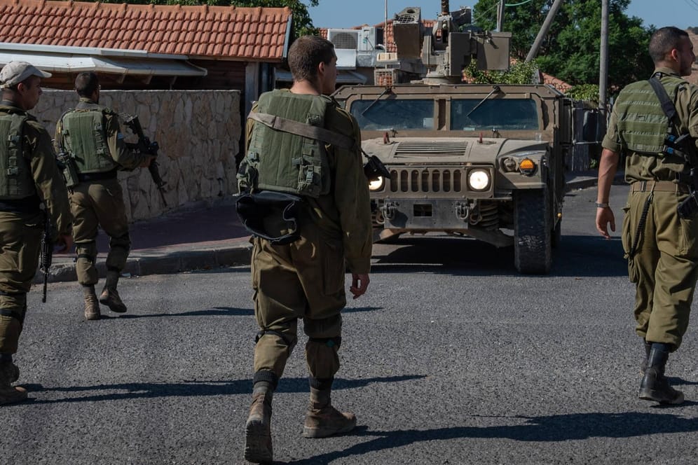 Israelische Soldaten patrouillieren am Dienstag in einem Ort an der Libanesischen Grenze.
