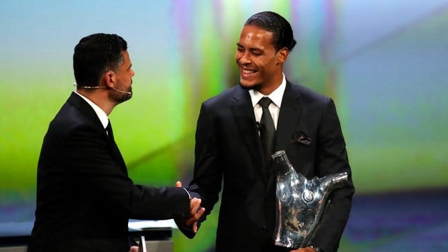 Gratulation für Europas Fußballer des Jahres: Der Niederländer Virgil van Dijk (r) vom FC Liverpool.