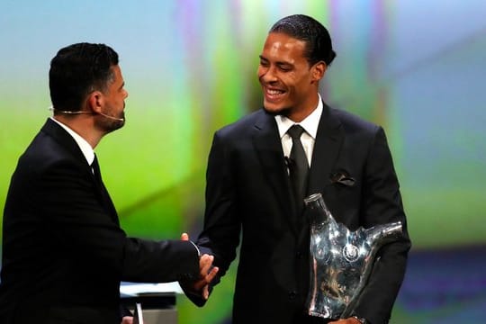 Gratulation für Europas Fußballer des Jahres: Der Niederländer Virgil van Dijk (r) vom FC Liverpool.