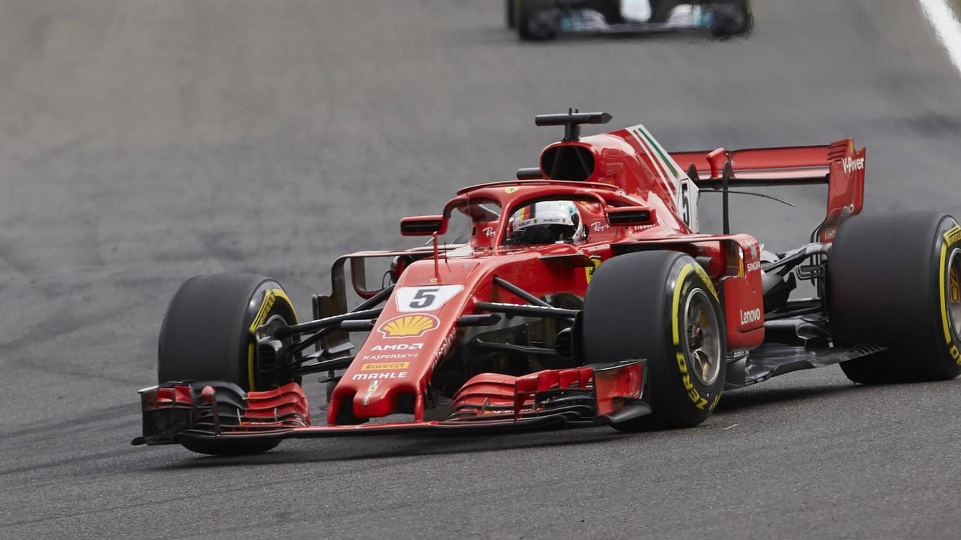 Szene aus der letzten Saison: Vettel vor Hamilton auf der Strecke in Spa.