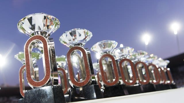 Beim Diamond-League-Meeting stehen die Trophäen aufgereiht nebeneinander.