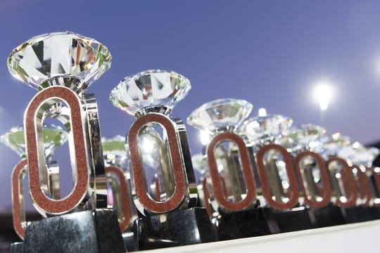 Beim Diamond-League-Meeting stehen die Trophäen aufgereiht nebeneinander.