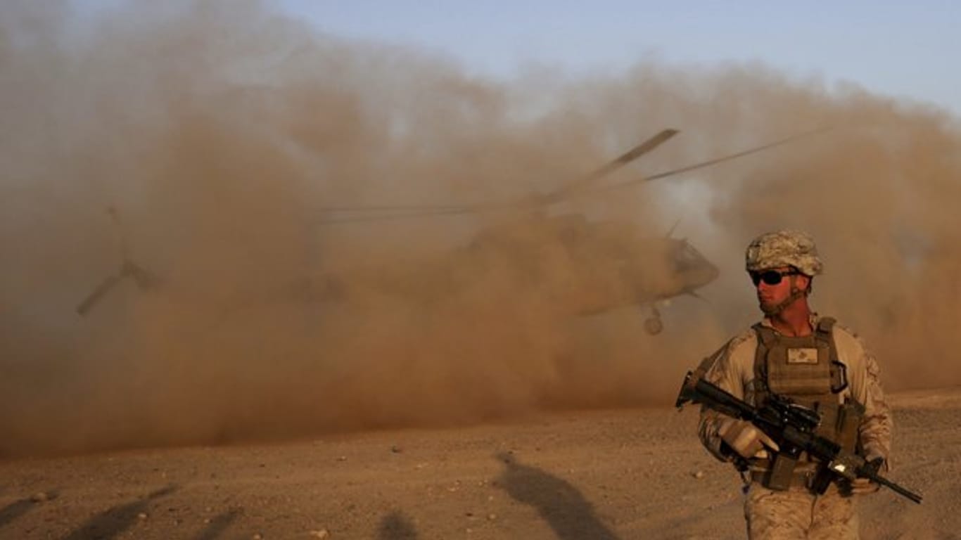 Ein US-Marinesoldat nimmt am Militärstützpunkt Shorab in der Provinz Helmand an einem Manöver mit der afghanischen Armee teil.