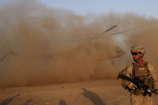 Ein US-Marinesoldat nimmt am Militärstützpunkt Shorab in der Provinz Helmand an einem Manöver mit der afghanischen Armee teil.