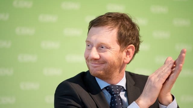 Die sächsische CDU um Ministerpräsident Michael Kretschmer baute ihren Vorsprung vor der AfD laut Umfragen leicht aus. Die sächsische CDU um Ministerpräsident Michael Kretschmer baute ihren Vorsprung vor der AfD laut Umfragen leicht aus.