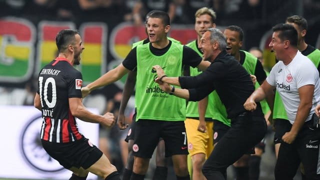 Frankfurts Torschütze Filip Kostic (l-r), Dejan Joveljic, Cheftrainer Adi Hütter und Co-Trainer Christian Peintinger jubeln nach dem Tor zum 2:0.