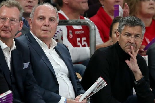 Uli Hoeneß (l) bringt Herbert Hainer (r) als seinen Nachfolger in Stellung.
