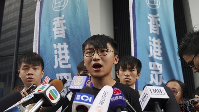 Issac Cheng, stellvertretender Vorsitzender von Demosisto, im Gespräch mit Journalisten. Issac Cheng, stellvertretender Vorsitzender von Demosisto, im Gespräch mit Journalisten.