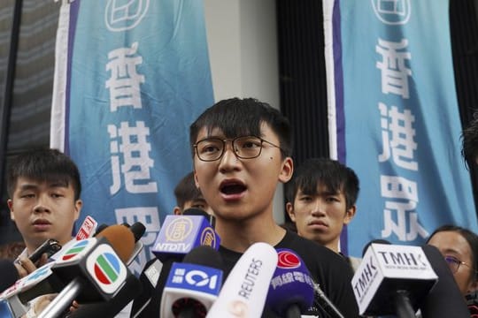 Issac Cheng, stellvertretender Vorsitzender von Demosisto, im Gespräch mit Journalisten.