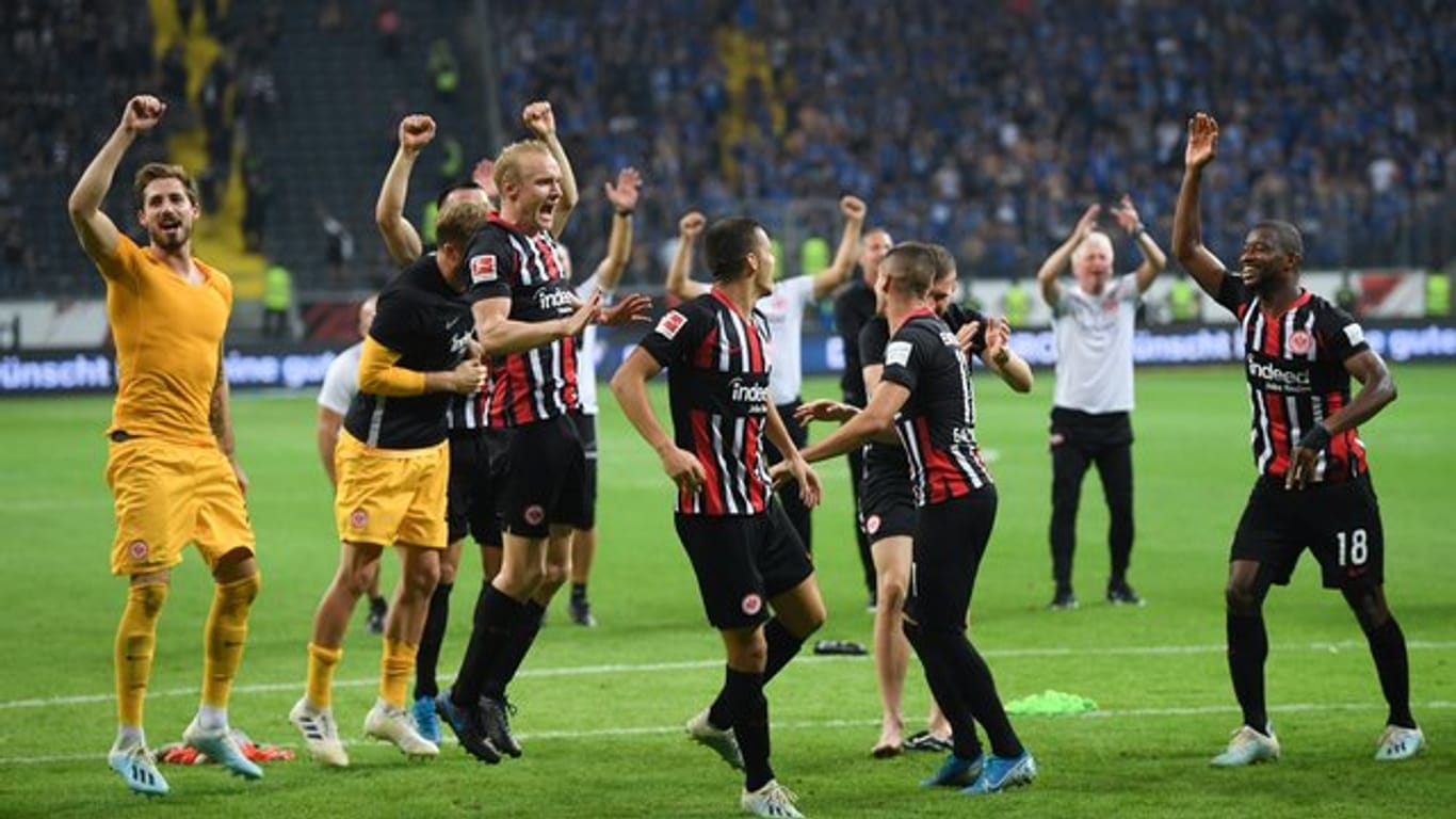 Die Frankfurter Spieler feiern den Einzug in die Europa League.