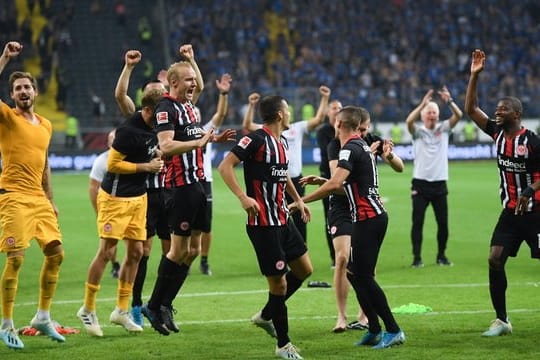 Die Frankfurter Spieler feiern den Einzug in die Europa League.