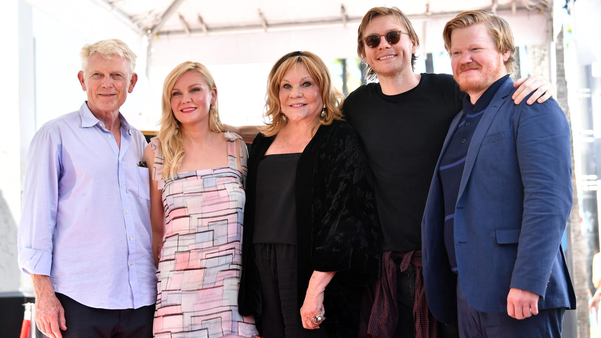 Vater Klaus Dunst, Kirsten Dunst, Mutter Inez Rupprecht, Bruder Christian Dunst und Lebenspartner Jesse Plemons posieren für ein Familienfoto.