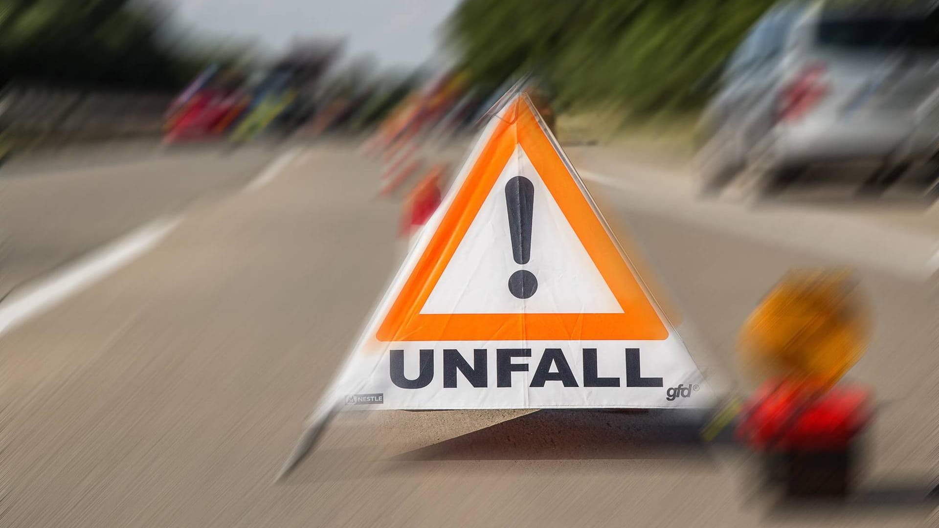 Ein Schild weist auf einen Unfall hin: In Essen wurde ein Motorradfahrer bei einem Unfall schwer verletzt.