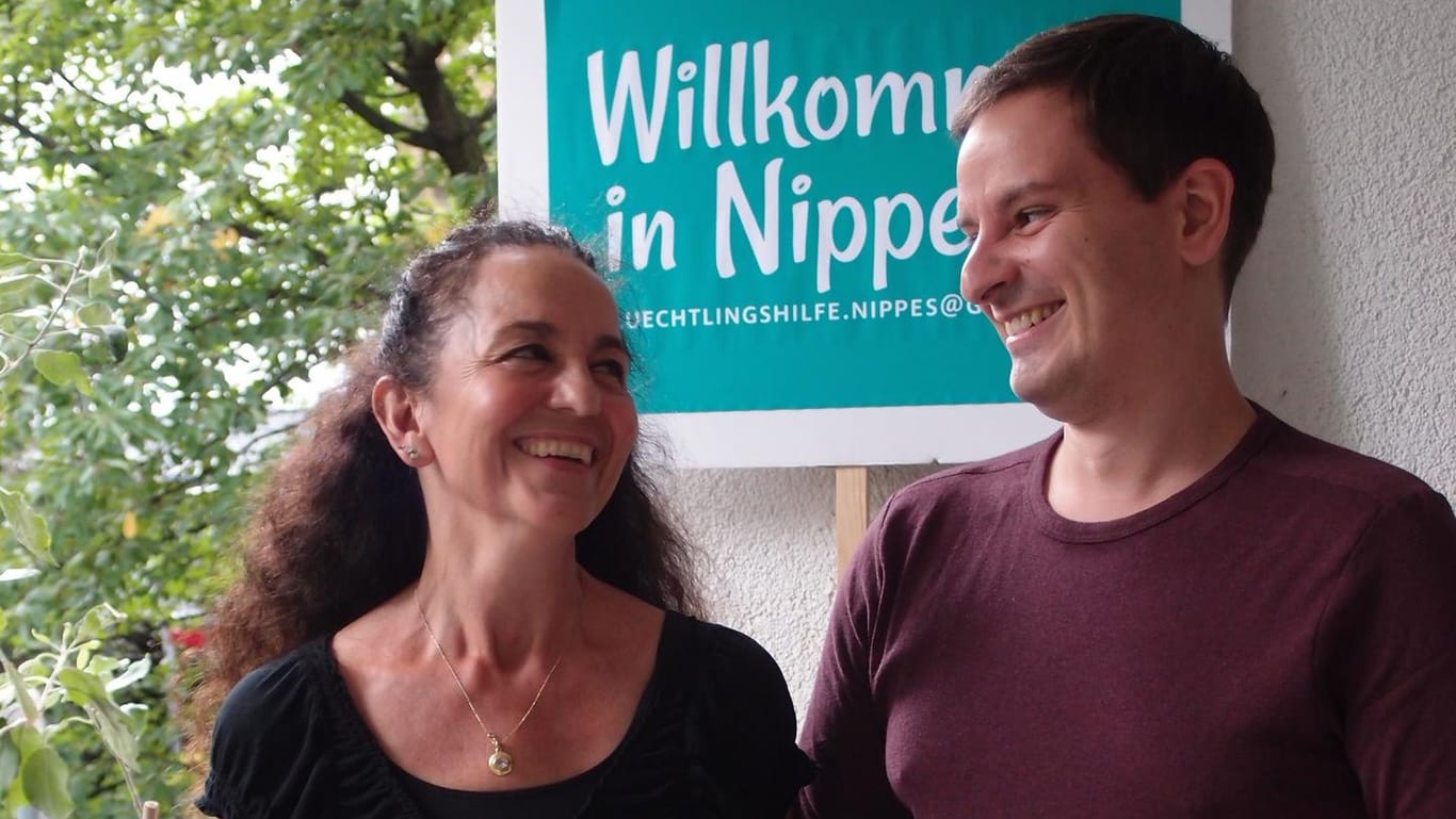 Dennis Müller und Angi Waschek auf dem Balkon des WiN-Hauses in Nippes: Beide engagieren sich seit mehreren Jahren bei WiN.